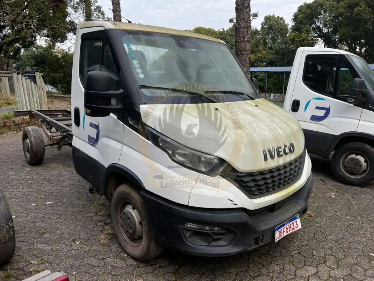 LOTE 005 - Caminhão Iveco/Daily 45-170CS, diesel, cor branca, carroceria fechada, fabricação/modelo 2021/2022