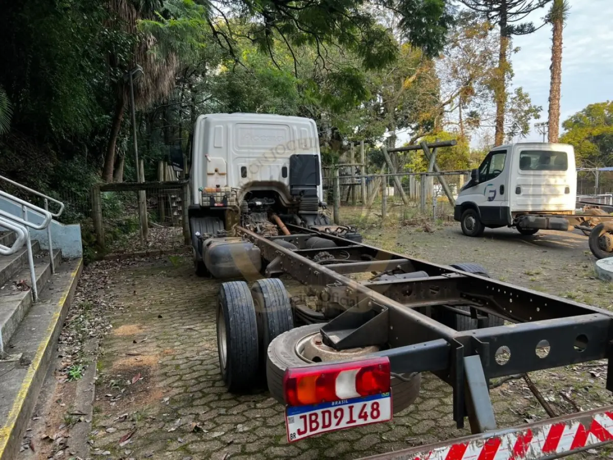 LOTE 002 - Caminhão M.Benz/Accelo 815 CE, diesel, cor branca, carroceria fechada/cabine estendida, fabricação/modelo 2021/2022 (sem chave)