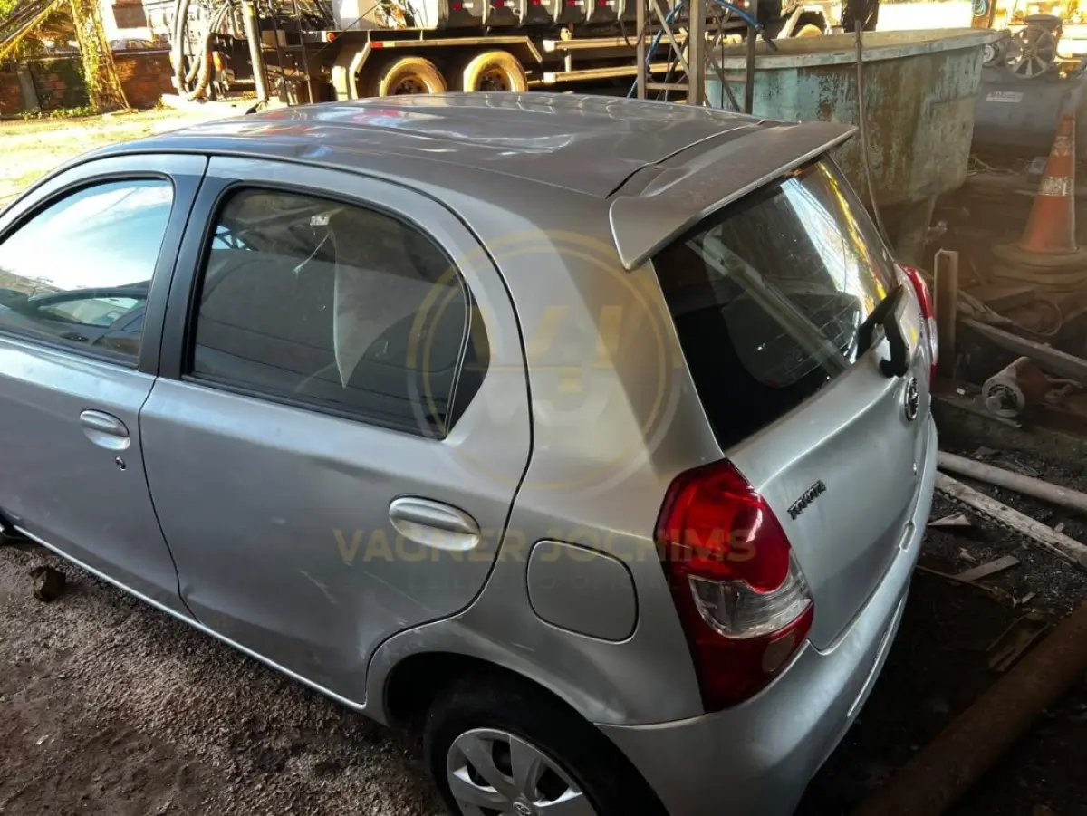 LOTE 001 - Toyota – ETIOS XS 1.3 Flex 16V 5p Mec., fabricação/modelo 2013/2013, cor: prata (sem chave)