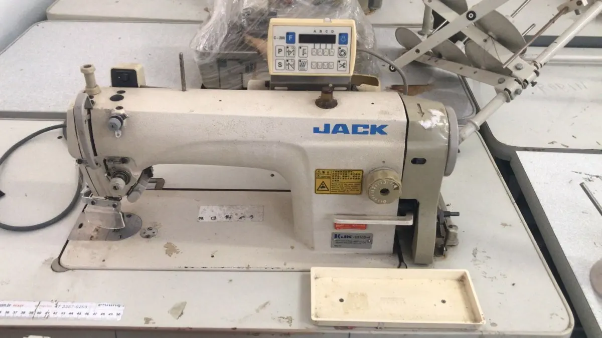 LOTE 000 - Maquinas de costura e gaiolas