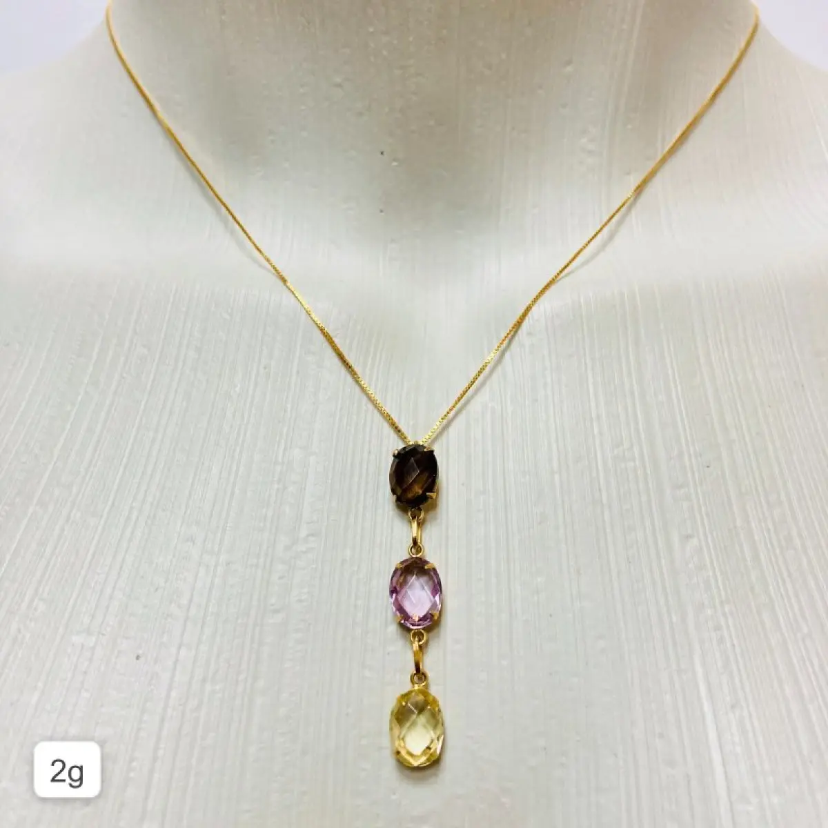 LOTE 001 - Corrente: Modelo Veneziana, com três pedras (Topázio, Ametista, Citrino). Ouro 18k.