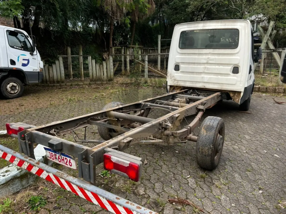 LOTE 003 - Caminhão Iveco/Daily 45-170CS, diesel, cor branca, carroceria fechada, fabricação/modelo 2021/2022