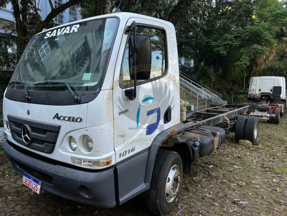 LOTE 001B - Caminhão M.Benz/Accelo 1016 CE, diesel, cor branca, carroceria fechada/cabine estendida, fabricação/modelo 2021/2022 (sem chave)