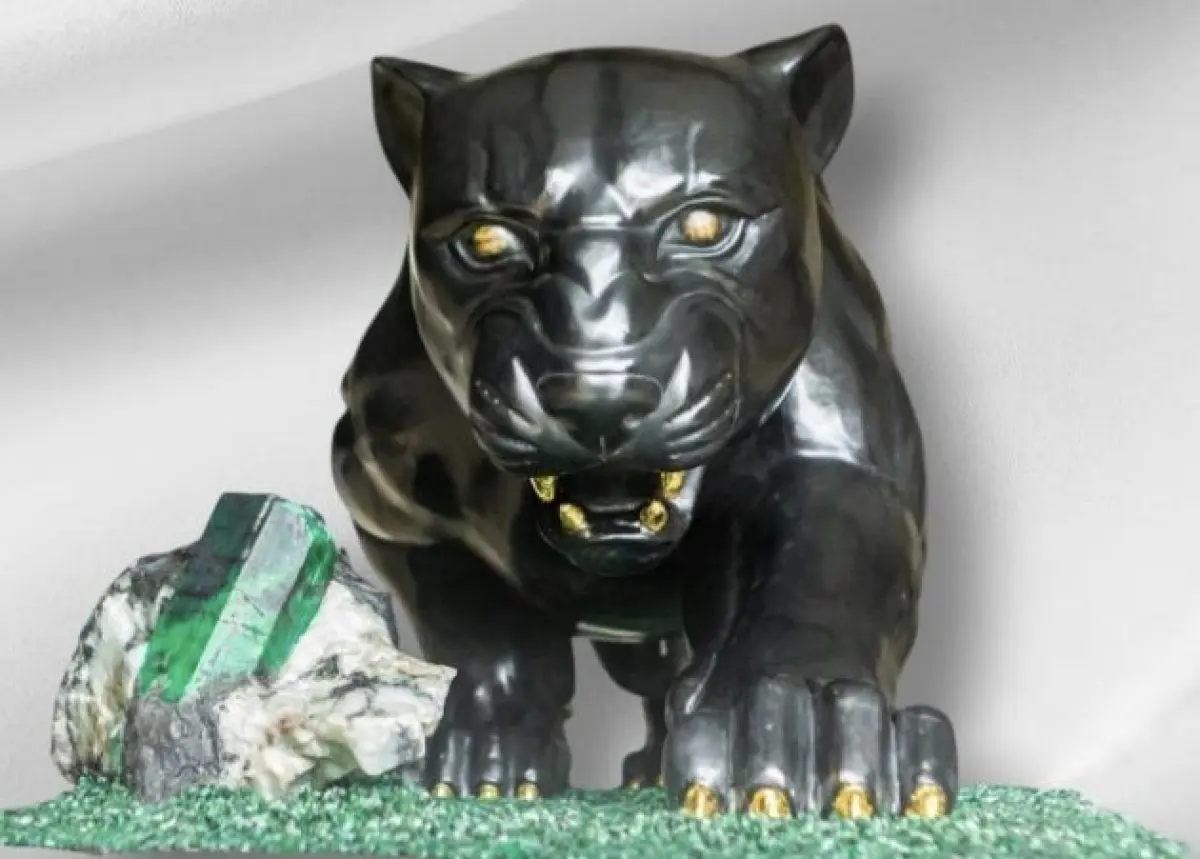 LOTE 001 - ESCULTURA PANTERA EM XISTO E ESMERALDA