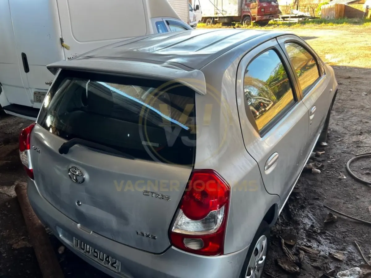 LOTE 001 - Toyota – ETIOS XS 1.3 Flex 16V 5p Mec., fabricação/modelo 2013/2013, cor: prata (sem chave)