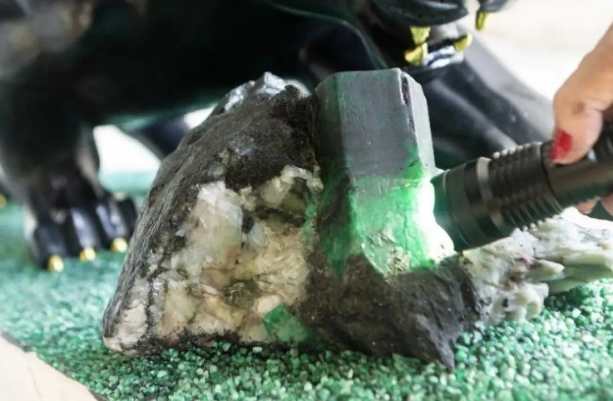 LOTE 001 - ESCULTURA PANTERA EM XISTO E ESMERALDA