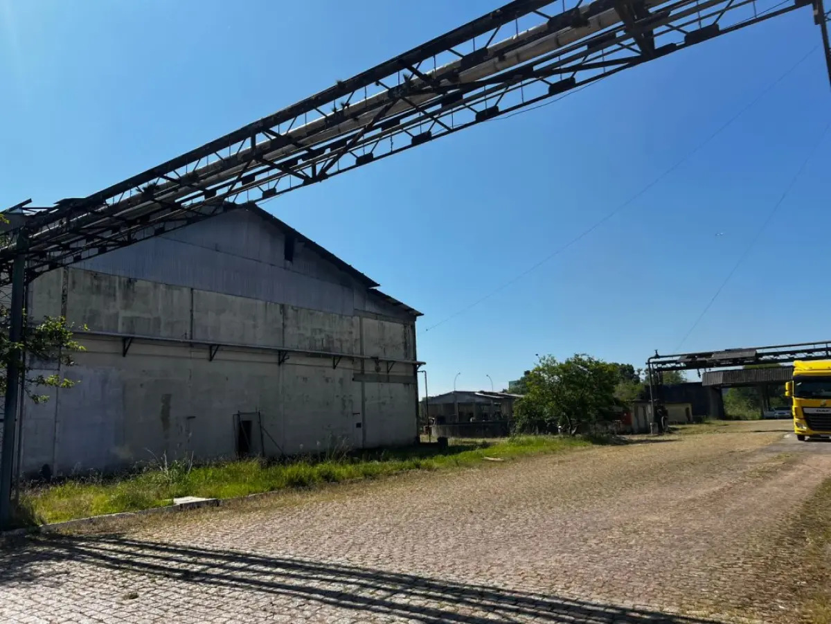 LOTE 001 - Uma área de terras com 39.353,50m² - Uma fração de terras, situada à margem da BR-116 com 77.925m²