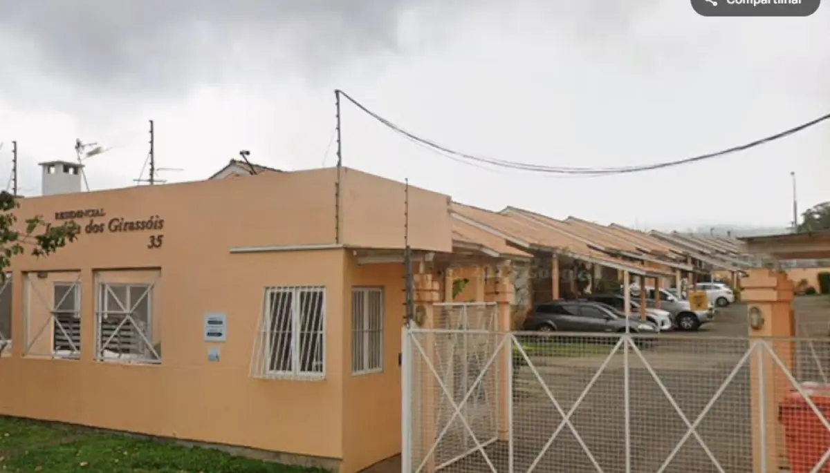 LOTE 000 - a casa nº 14, do Cond. Res. Jardim dos Girassóis, B. Vila Dona Leopoldina, sob nº 35 da R. Rubem Berta