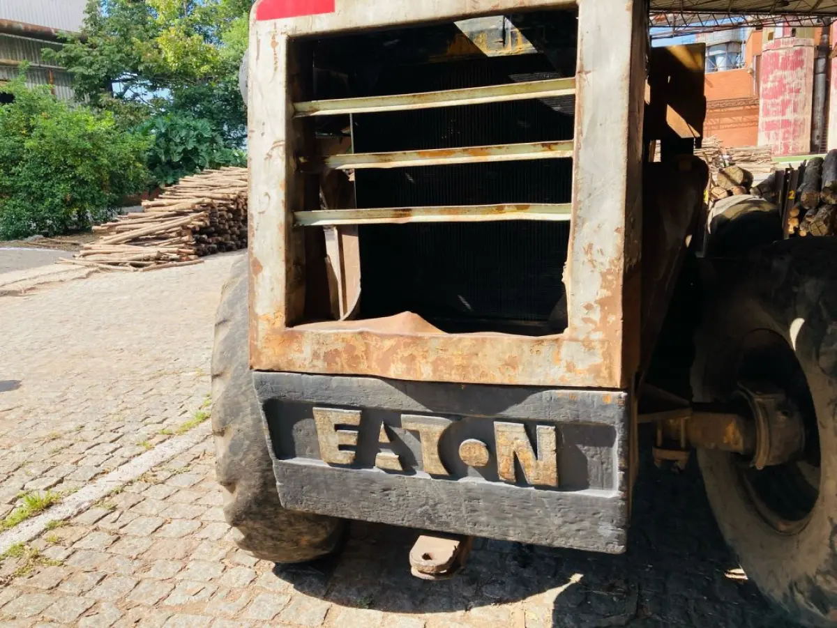 LOTE 005 - Carregadeira