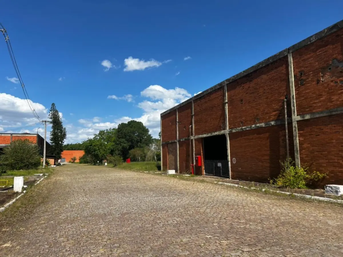 LOTE 001 - Uma área de terras com 39.353,50m² - Uma fração de terras, situada à margem da BR-116 com 77.925m²