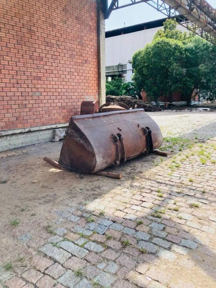 LOTE 005 - Carregadeira