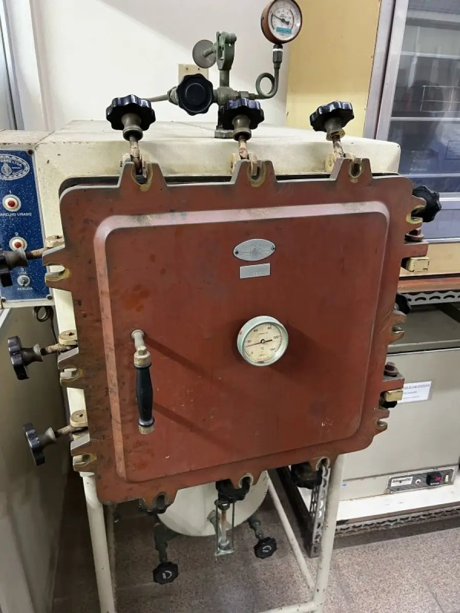 LOTE 016 - Laboratório