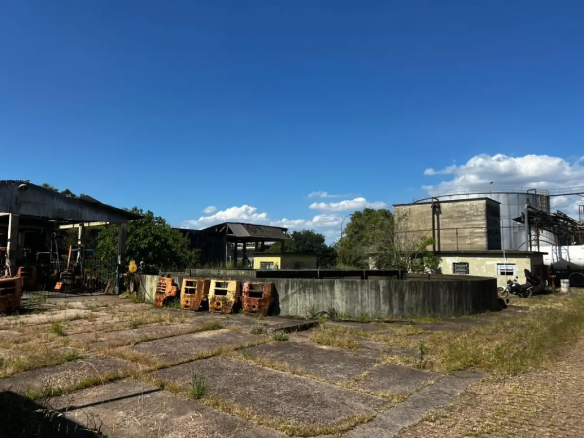 LOTE 001 - Uma área de terras com 39.353,50m² - Uma fração de terras, situada à margem da BR-116 com 77.925m²