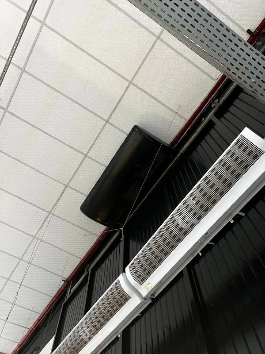 LOTE 003 - Lote de moveis, roupas