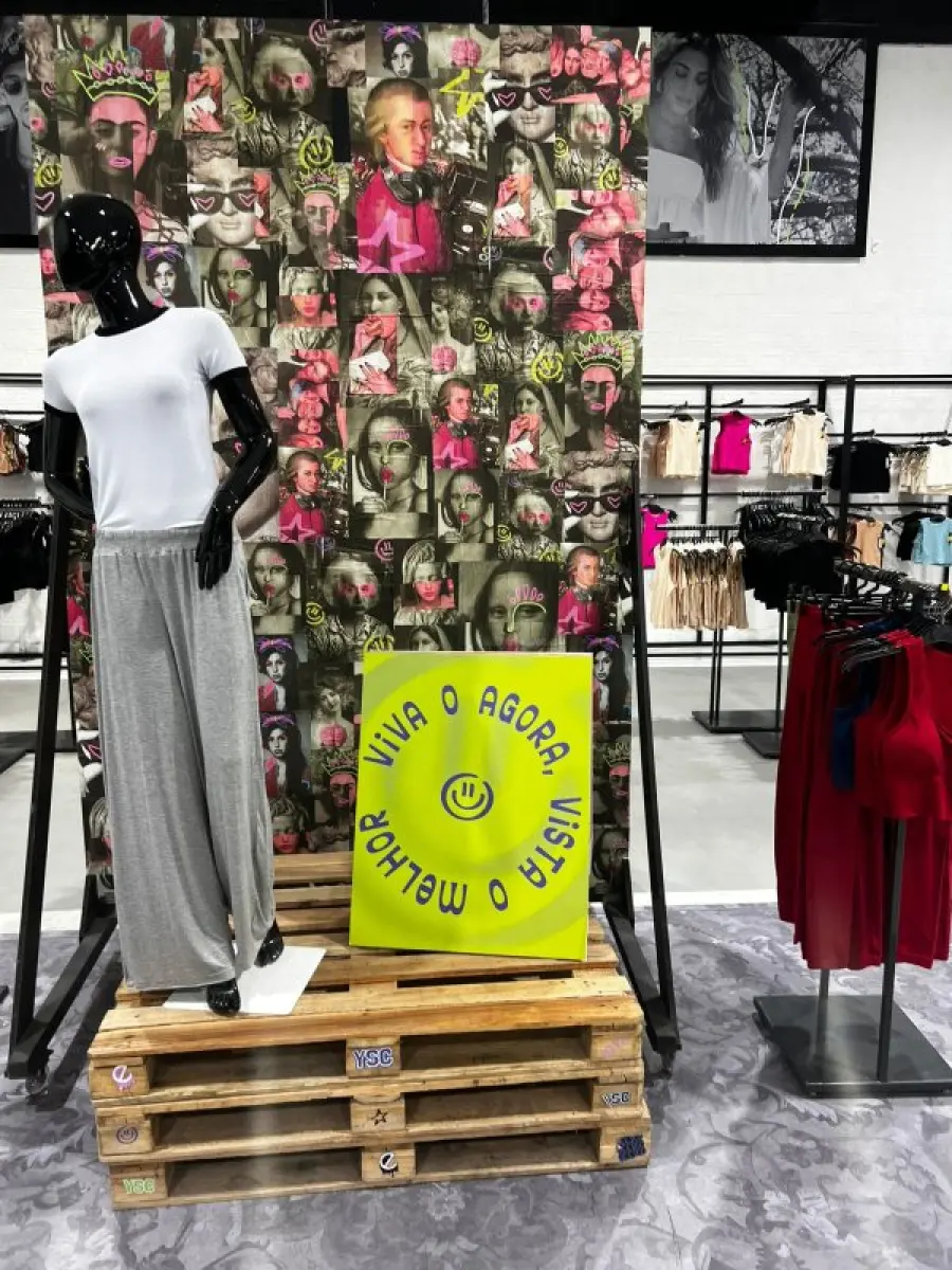 LOTE 003 - Lote de moveis, roupas