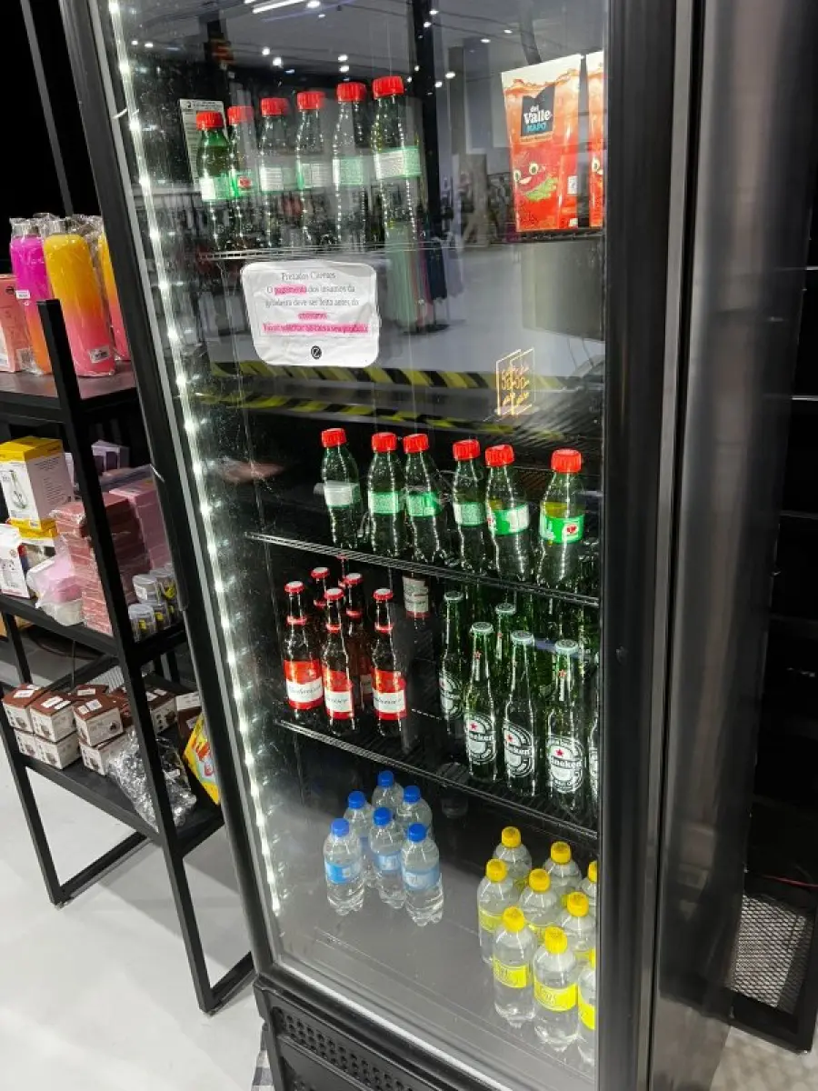 LOTE 003 - Lote de moveis, roupas