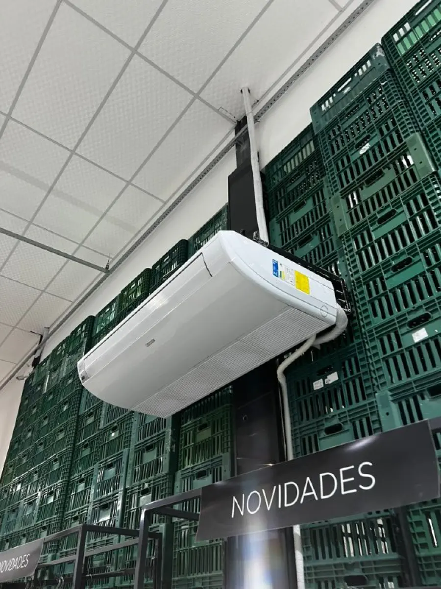 LOTE 003 - Lote de moveis, roupas