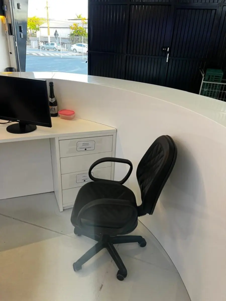 LOTE 003 - Lote de moveis, roupas