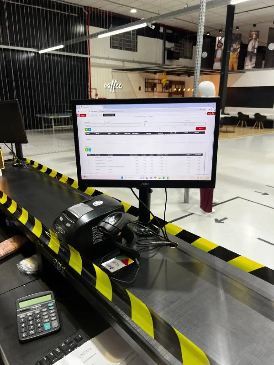 LOTE 003 - Lote de moveis, roupas