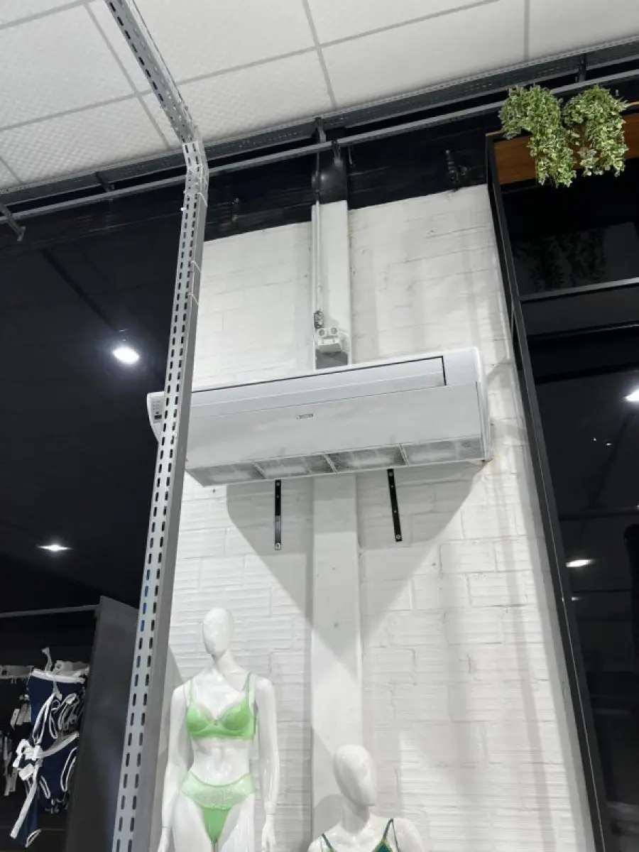 LOTE 003 - Lote de moveis, roupas