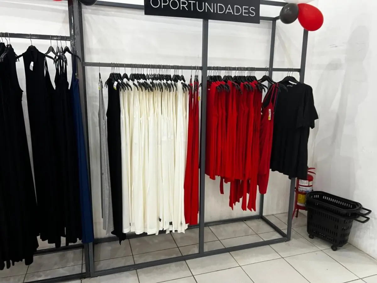 LOTE 004 - Roupas, moveis, eletrônicos