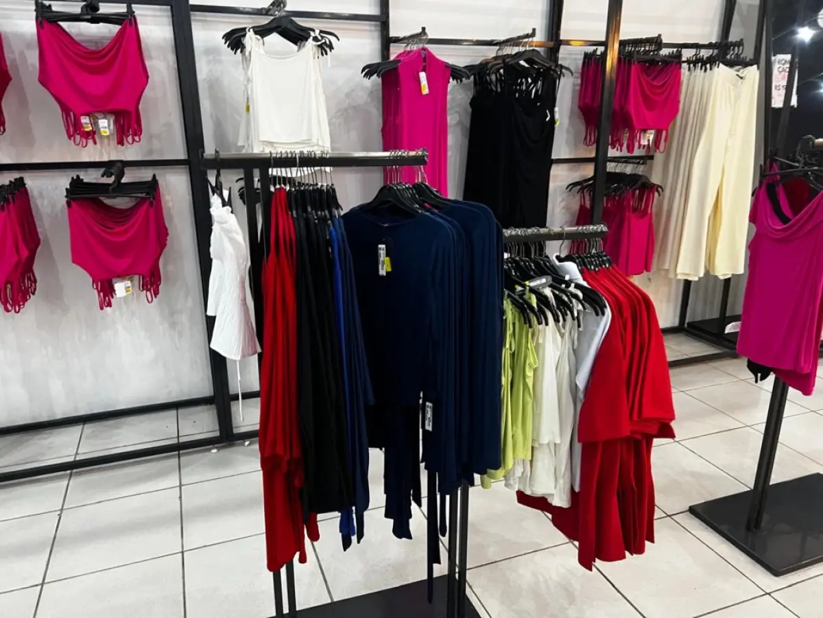 LOTE 004 - Roupas, moveis, eletrônicos