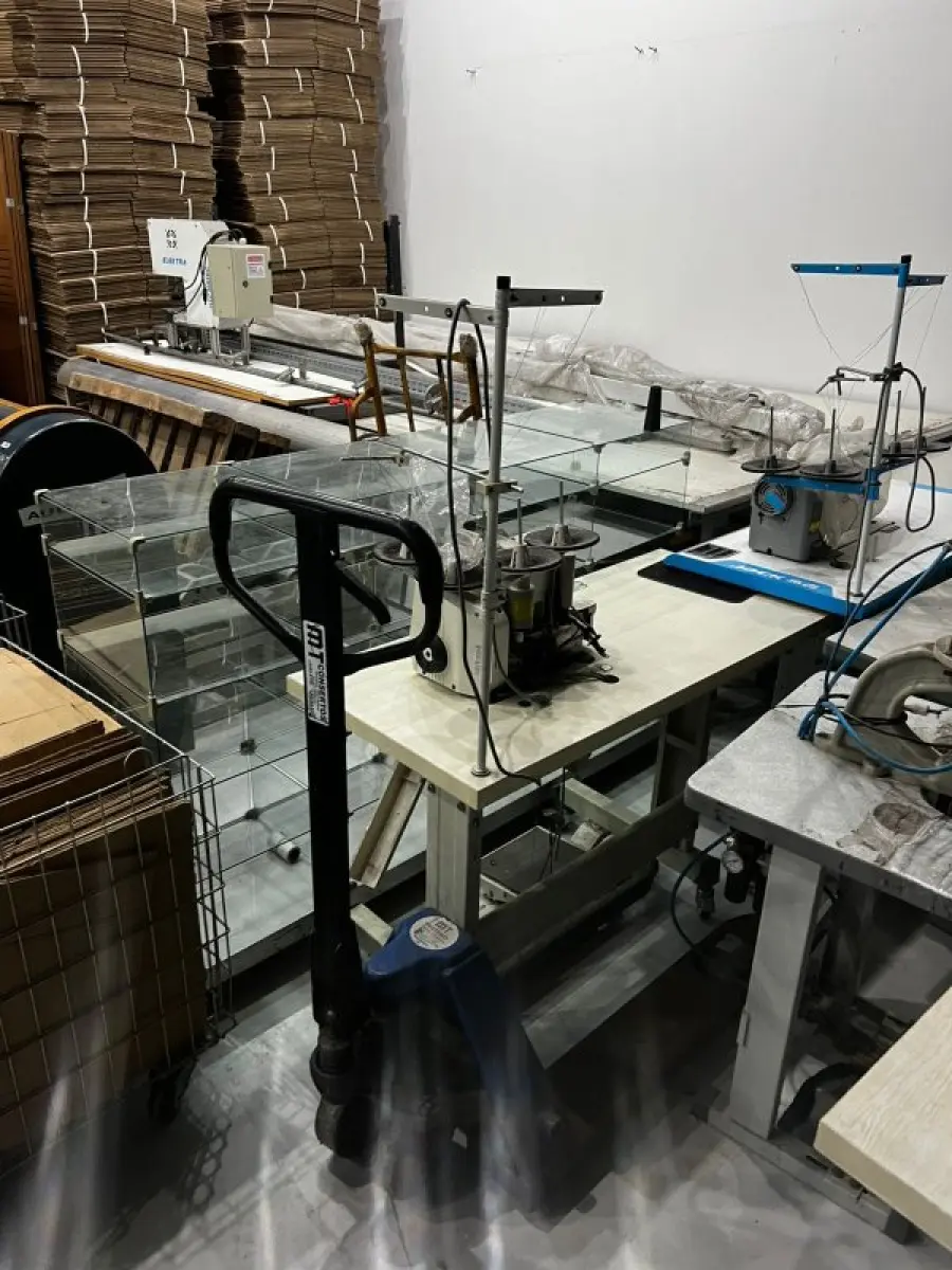 LOTE 003 - Lote de moveis, roupas