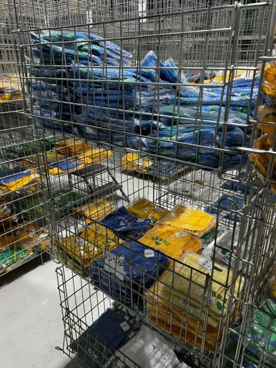 LOTE 001 - Lote englobado - CAMINHÃO MERCEDES-BENZ ATEGO 11/12; FURGÃO MERCEDES-BENZ SPRINTER 14/15 BENS MÓVEIS DIVERSOS – ITENS PARA LOJAS