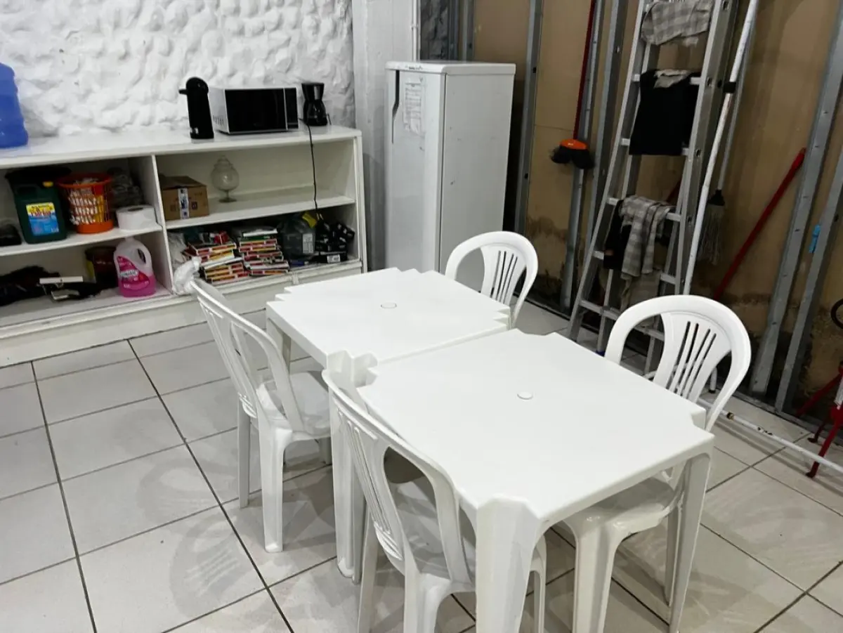 LOTE 004 - Roupas, moveis, eletrônicos