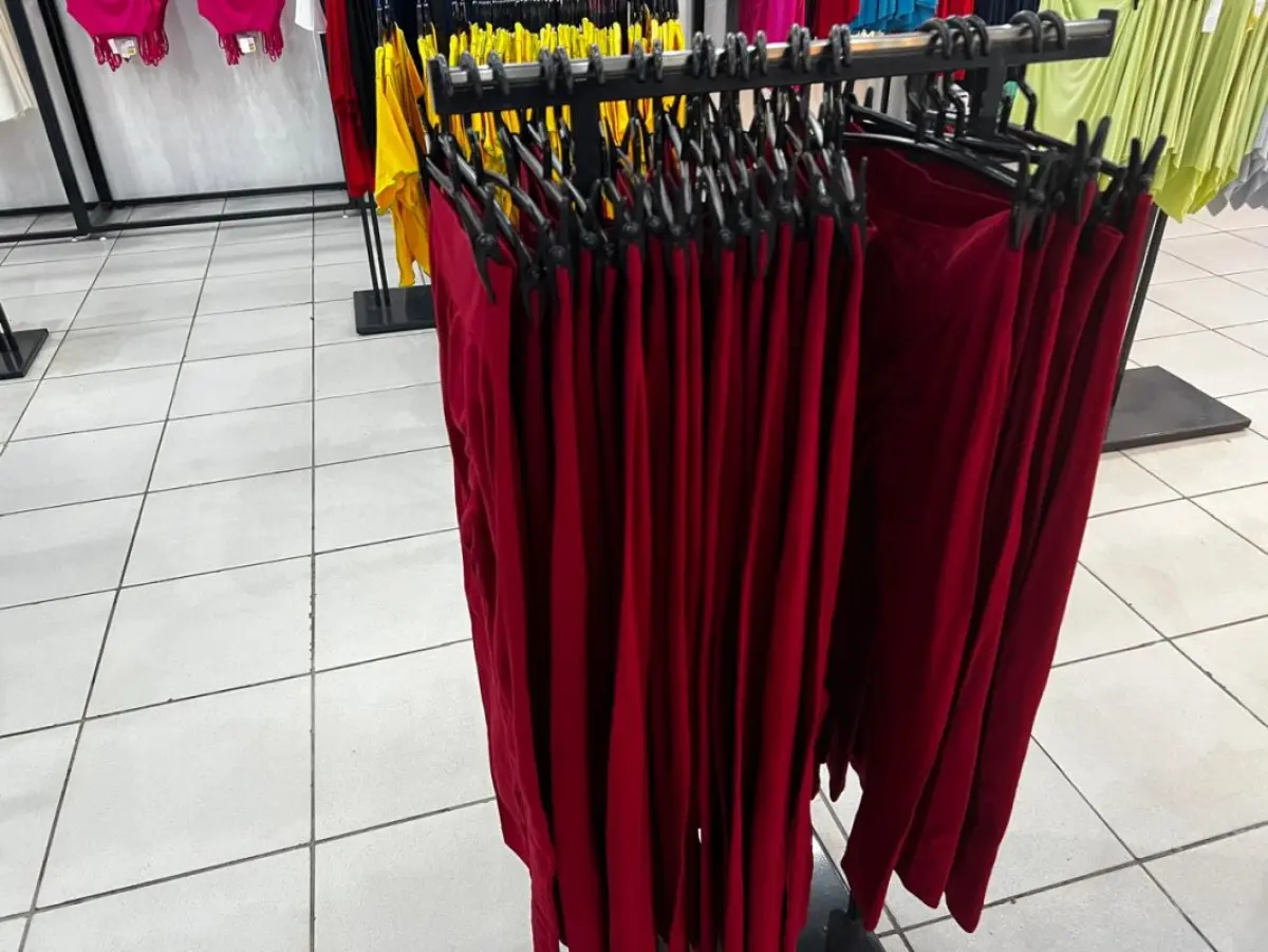 LOTE 004 - Roupas, moveis, eletrônicos