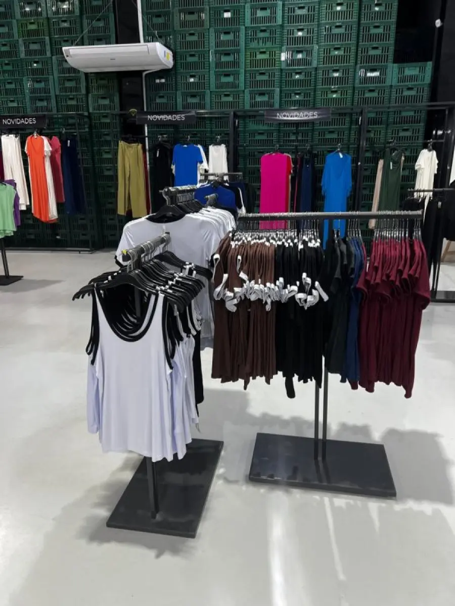 LOTE 003 - Lote de moveis, roupas