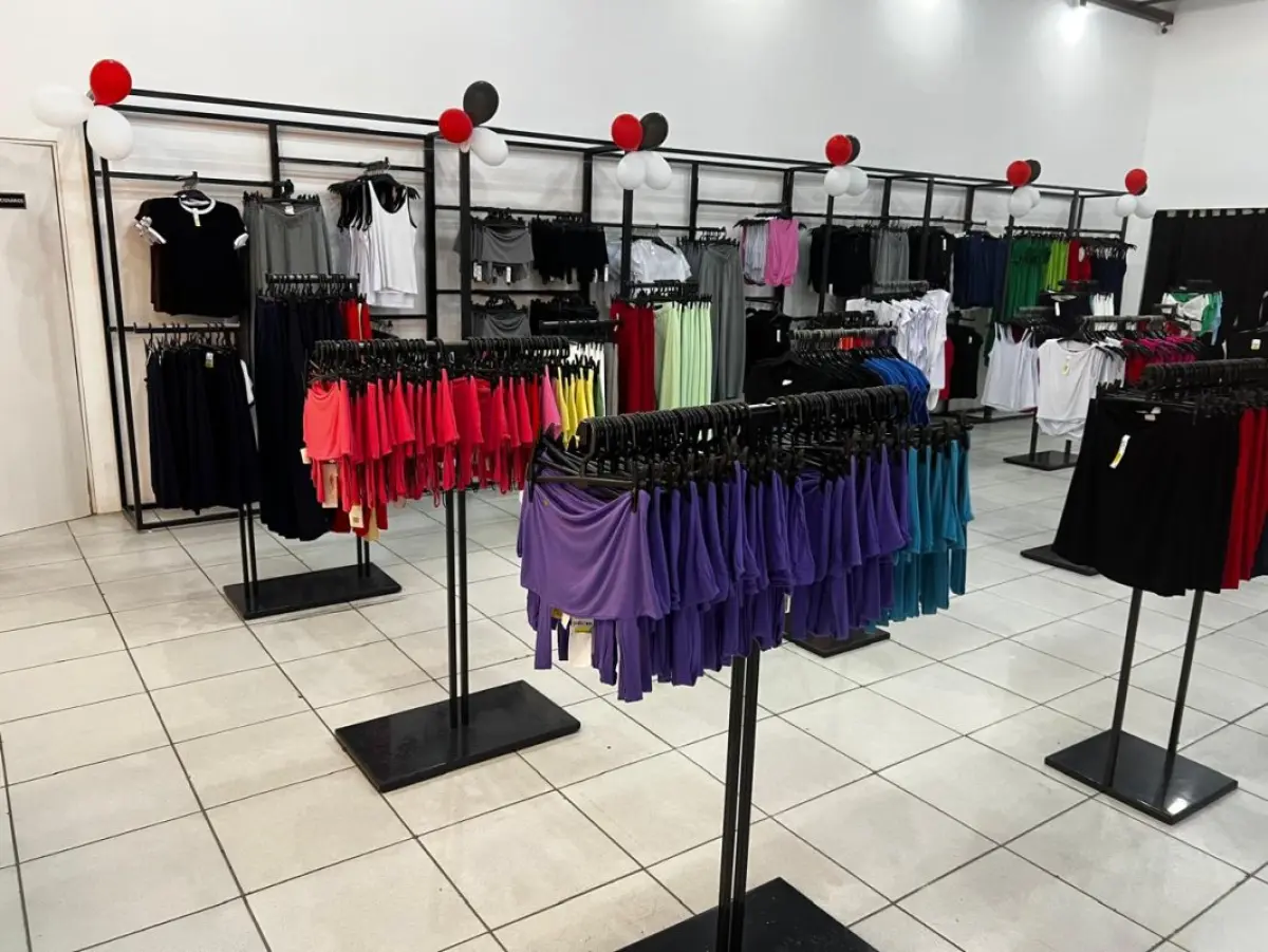 LOTE 004 - Roupas, moveis, eletrônicos