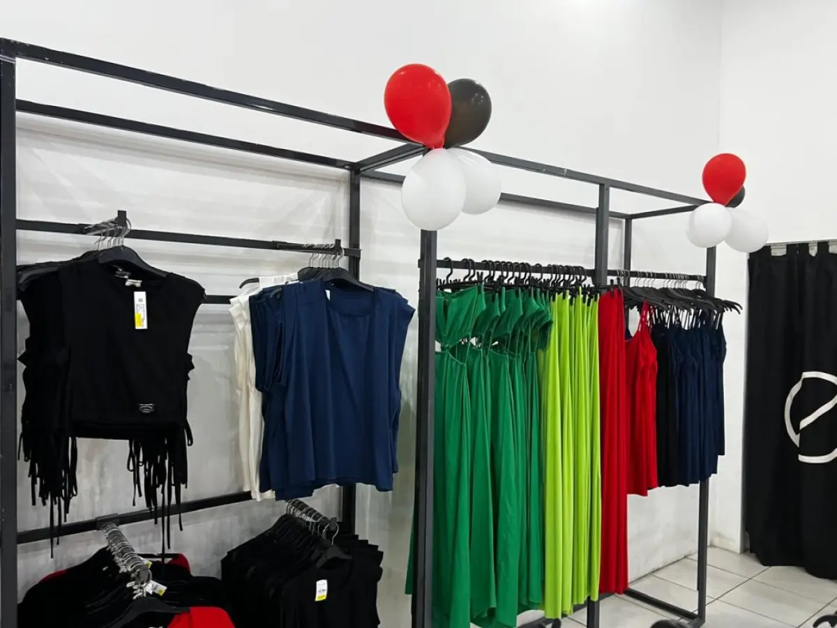 LOTE 004 - Roupas, moveis, eletrônicos