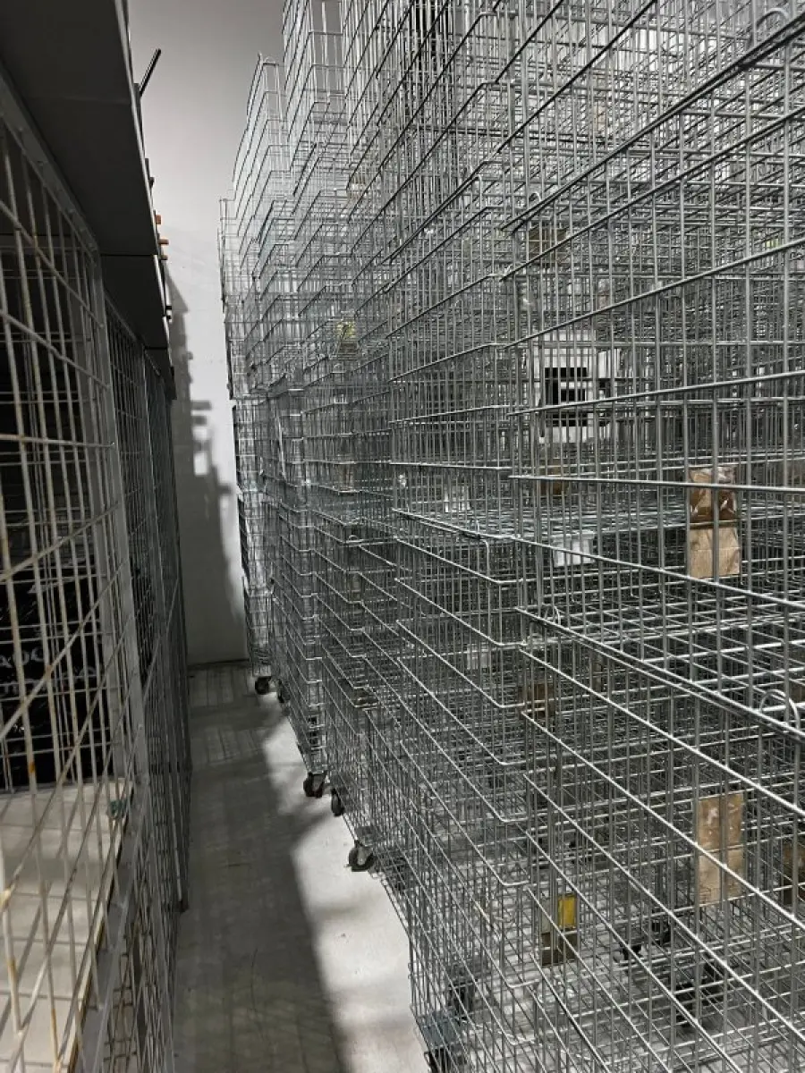 LOTE 003 - Lote de moveis, roupas