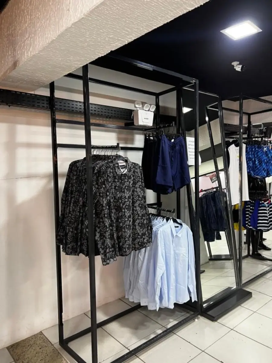 LOTE 004 - Roupas, moveis, eletrônicos