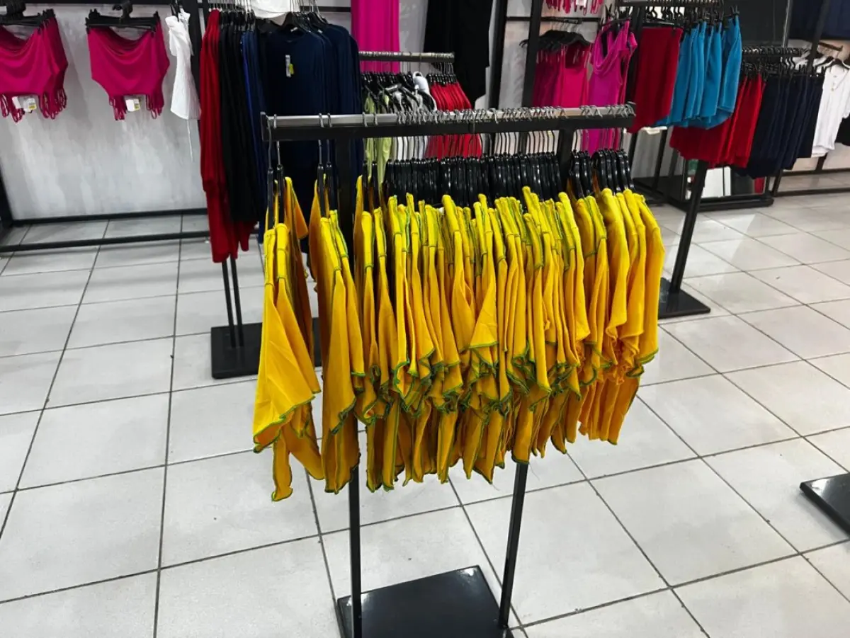 LOTE 004 - Roupas, moveis, eletrônicos