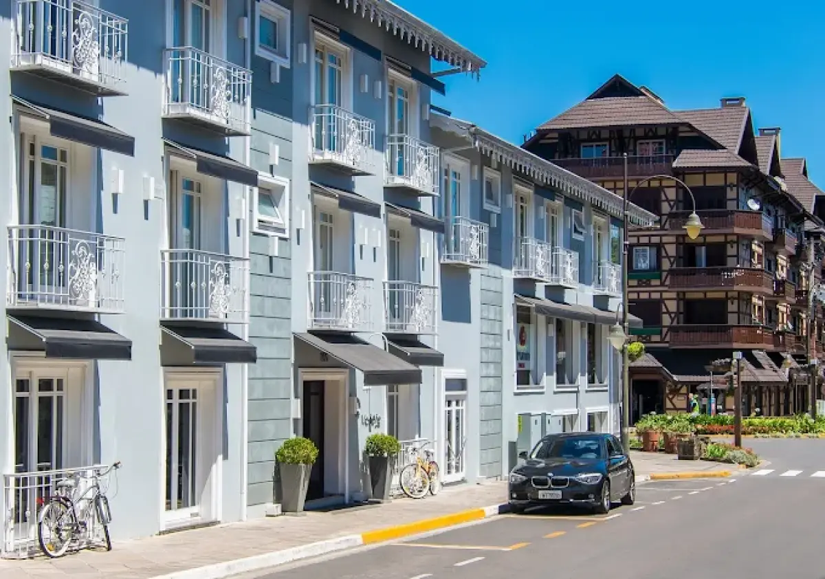 LOTE 001 - HOTEL DE LUXO NO CENTRO DE GRAMADO RS, ESQUINA NA BORGES DE MEDEIROS COM 3 LOJAS