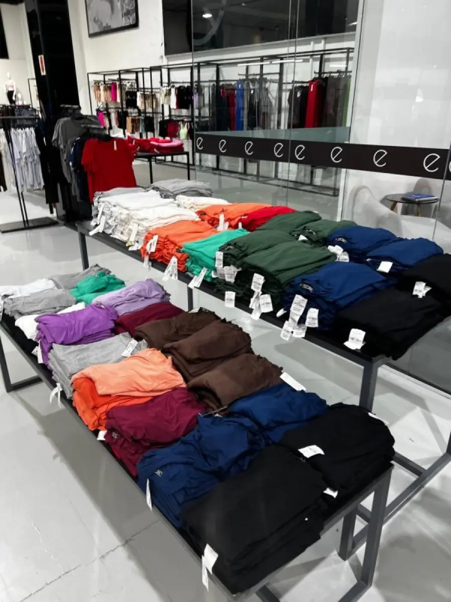 LOTE 003 - Lote de moveis, roupas