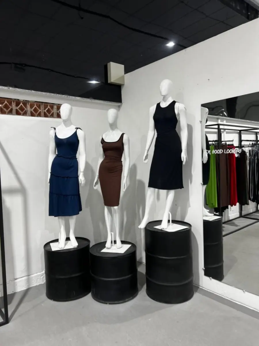 LOTE 003 - Lote de moveis, roupas