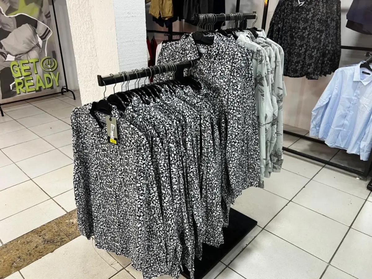 LOTE 004 - Roupas, moveis, eletrônicos