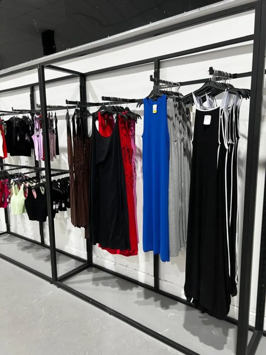 LOTE 003 - Lote de moveis, roupas