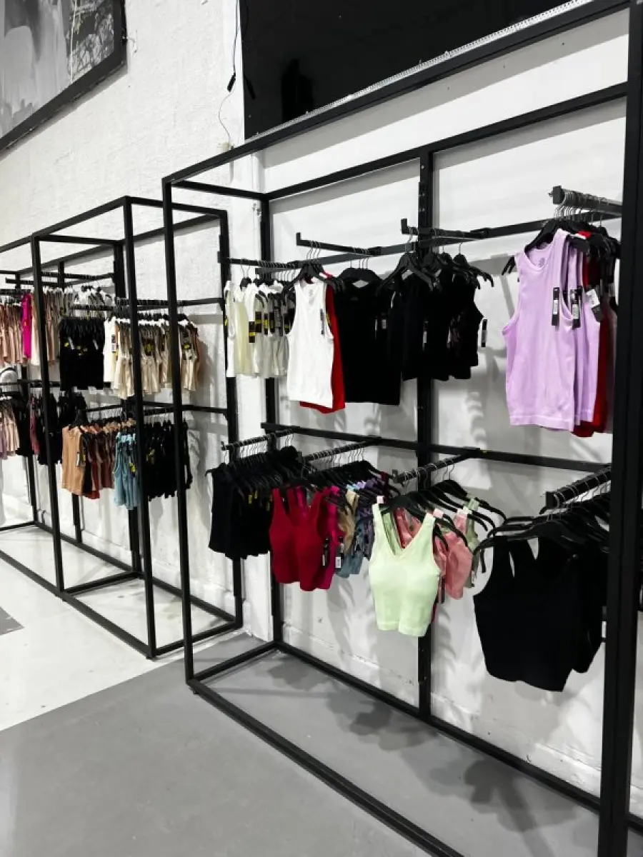 LOTE 003 - Lote de moveis, roupas