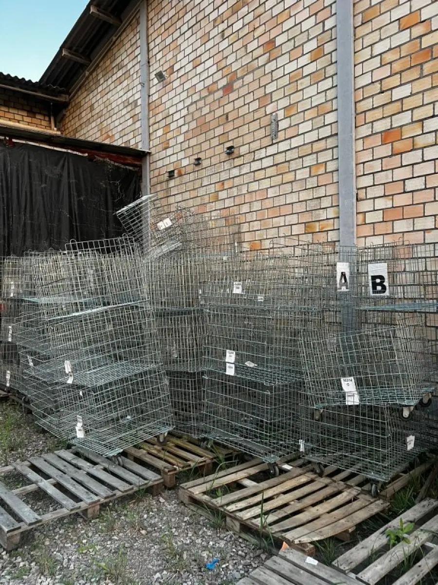 LOTE 003 - Lote de moveis, roupas