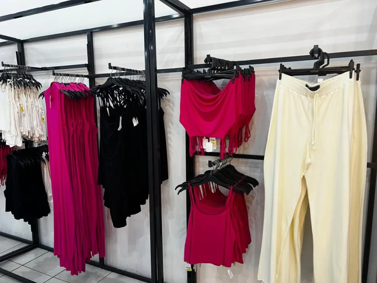 LOTE 004 - Roupas, moveis, eletrônicos