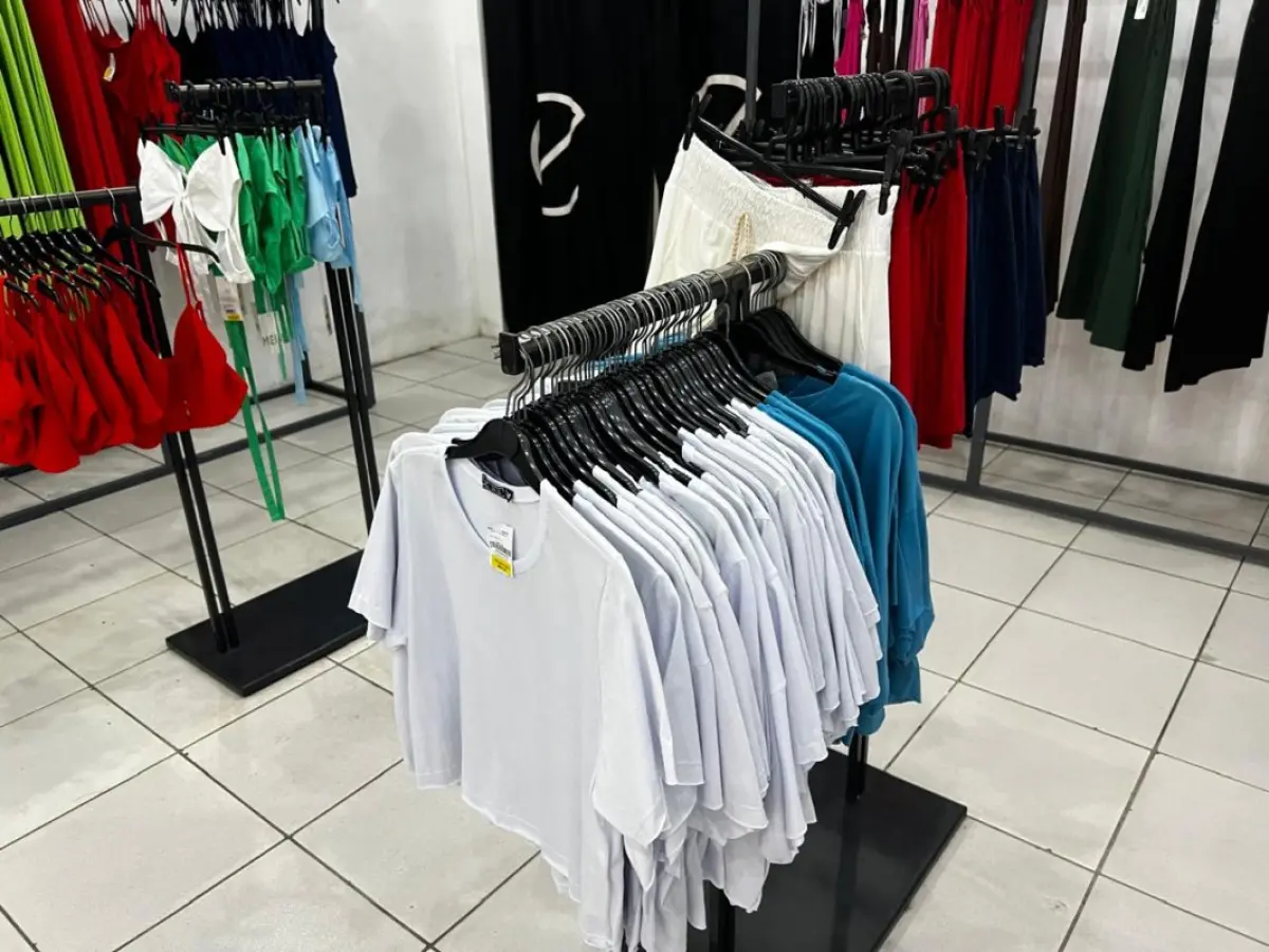 LOTE 004 - Roupas, moveis, eletrônicos