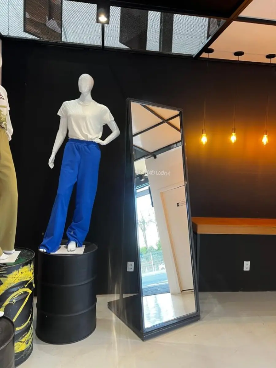 LOTE 003 - Lote de moveis, roupas