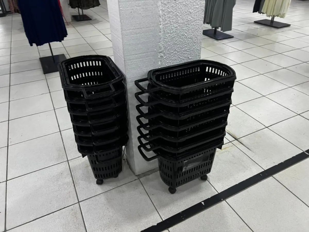 LOTE 004 - Roupas, moveis, eletrônicos