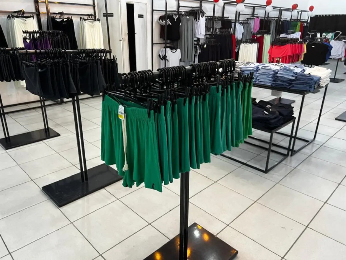 LOTE 004 - Roupas, moveis, eletrônicos