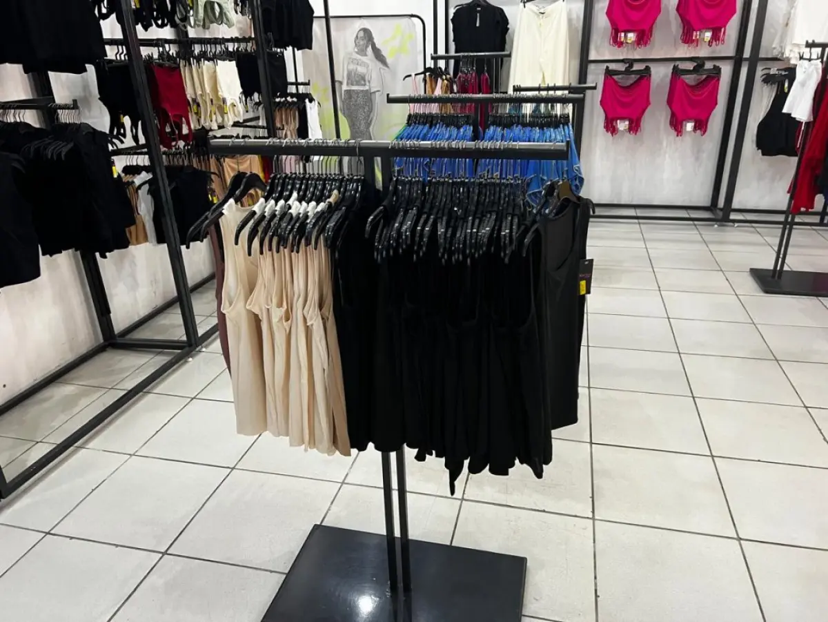 LOTE 004 - Roupas, moveis, eletrônicos