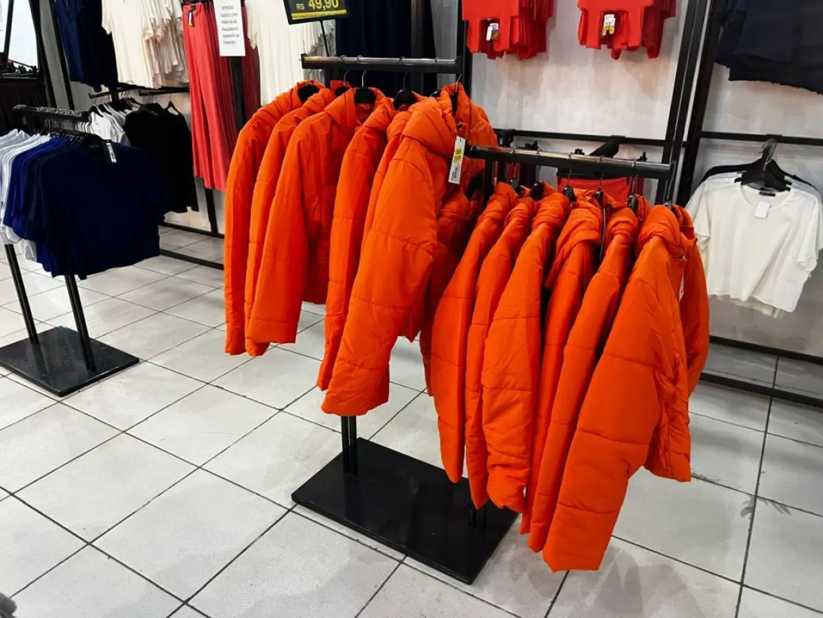 LOTE 004 - Roupas, moveis, eletrônicos